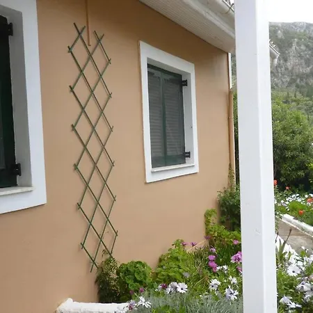 Stephanie Вилла *